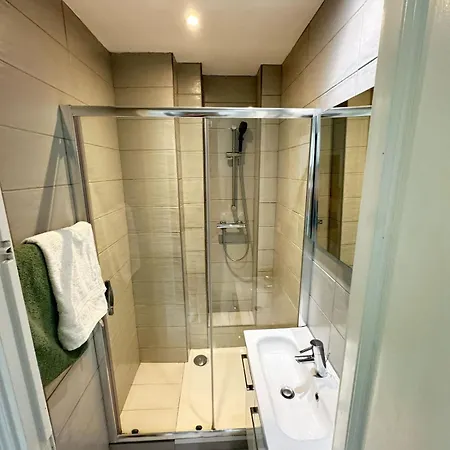 - Center, Wifi, Ac, 4-5 Pers